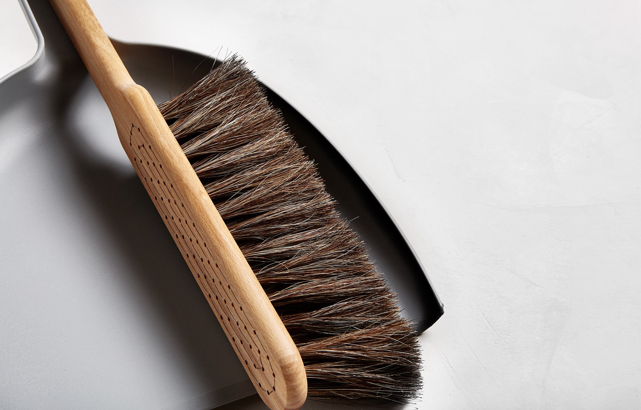 Iris Hantverk Dustpan & Brush Set close up showing brush bristles