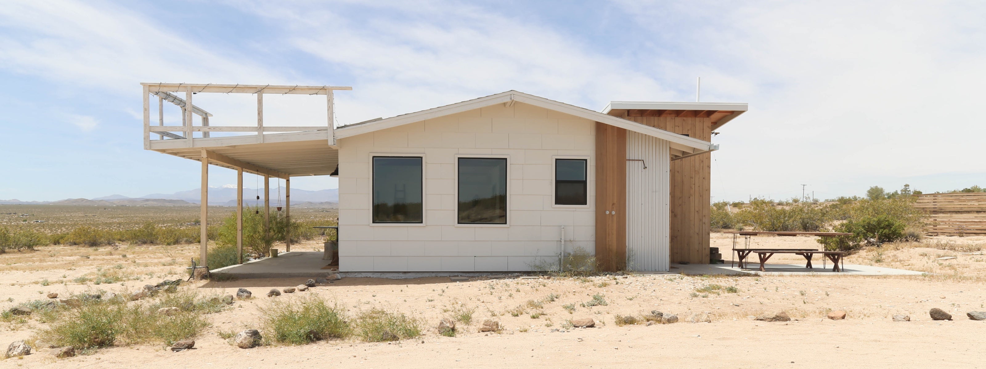 Campover Cabin in Joshua Tree, CA - Side view of exterior