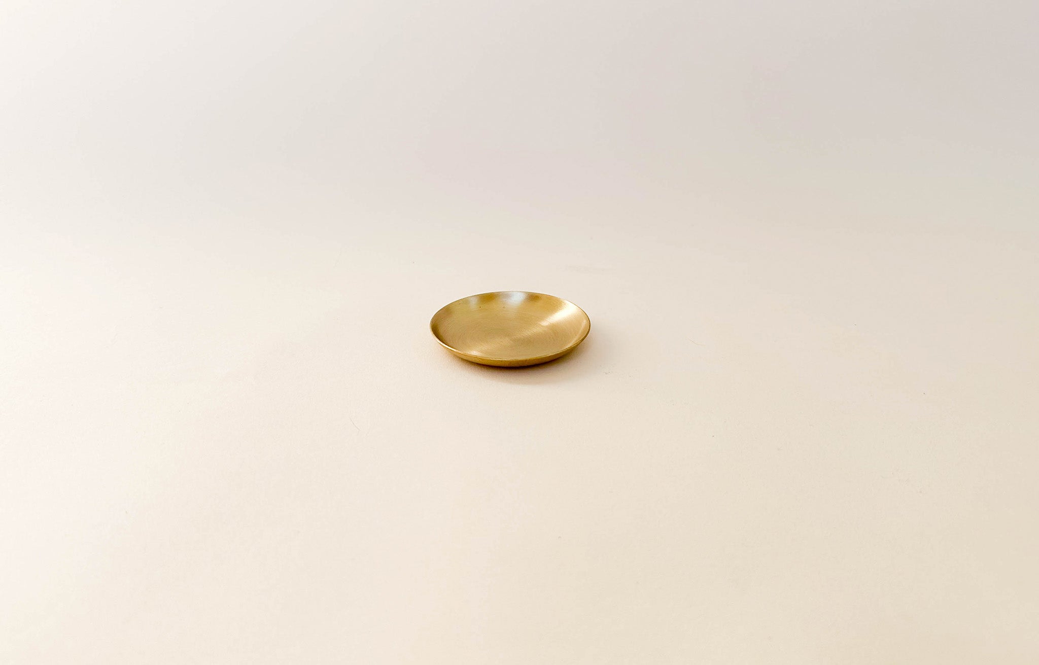 Fog Linen Brass Plate shown in small size | lifestyle